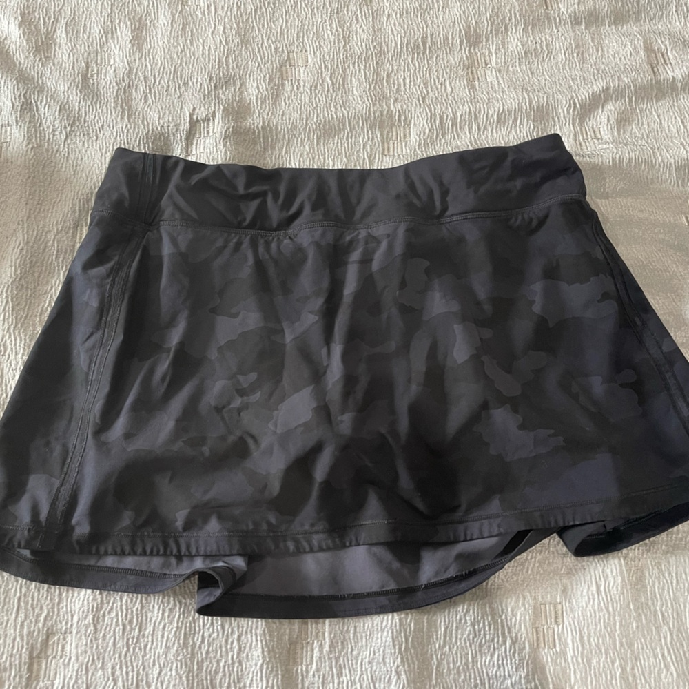 Lululemon Women’s Black Camouflage athletic skirt